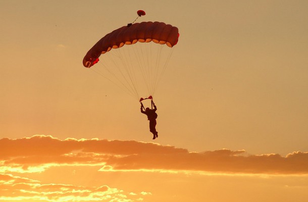Fallschirm vor Sonnenuntergang